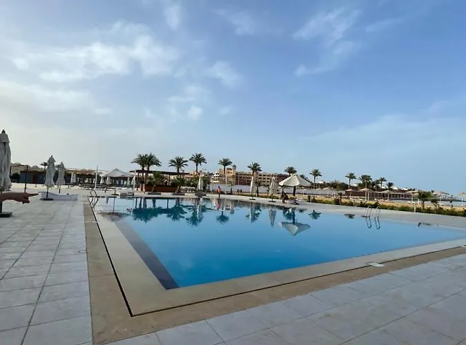 احلامك علي البحر شقة