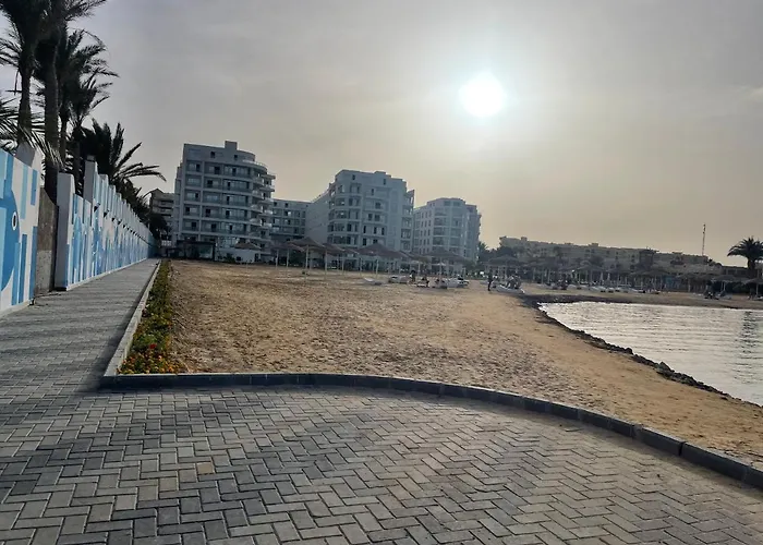 احلامك علي البحر شقة
